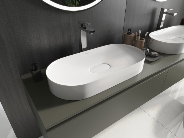 Salle de bain avec meubles