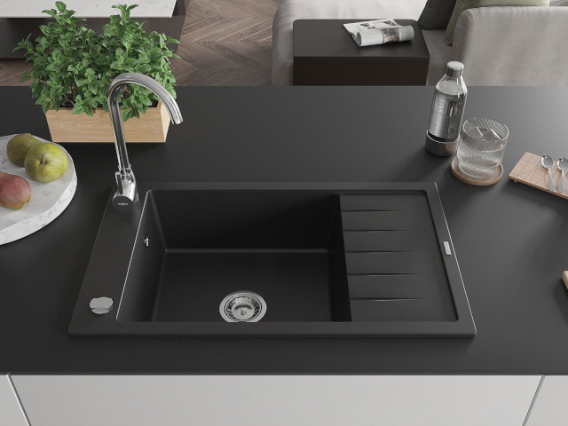 Évier noir avec égouttoir