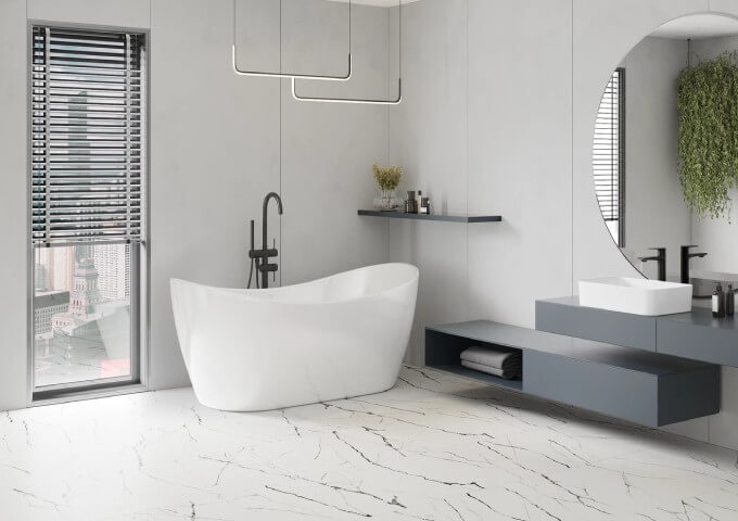 Baignoire dans une salle de bains blanche moderne