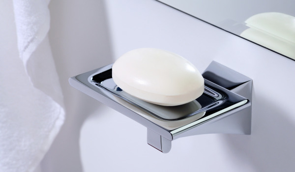 Stylos et fonctionnels porte-savons dans la salle de bain