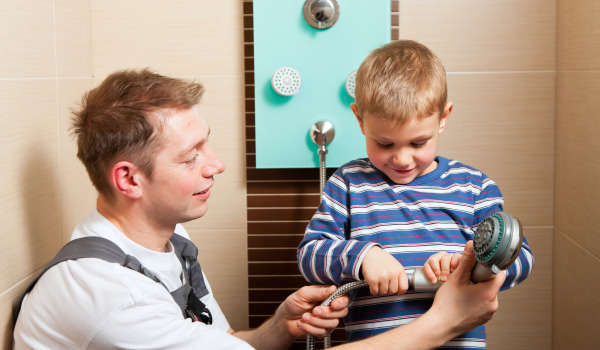 Wéi montéiert een eng Duschpanel?