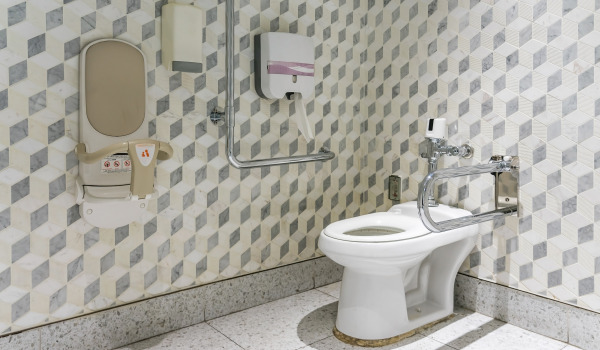 Pourquoi installer des rampes murales dans la salle de bain?