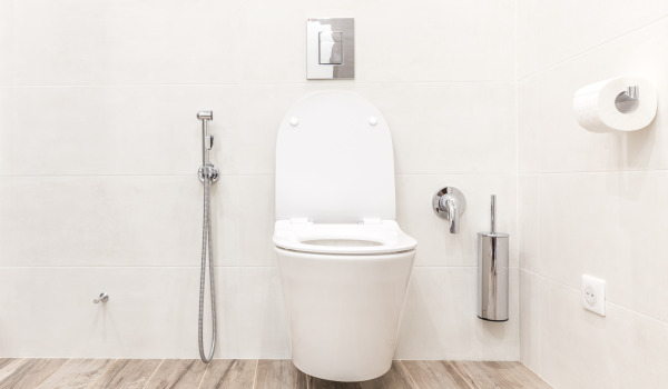 Où placer le récipient pour la brosse WC ?