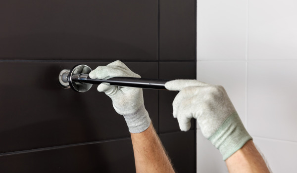 Comment installer des crochets et des étagères pour les serviettes?