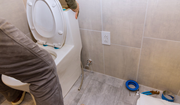 À quelle hauteur monter un cadre encastré pour WC ?