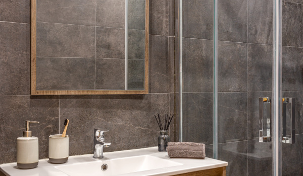 Op wéi enger Héicht soll een Duschkörbchen ophänken?