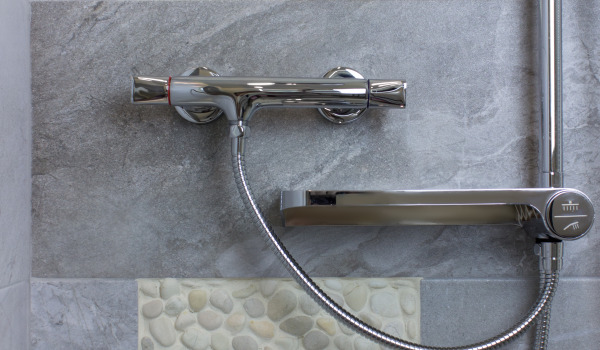 À quelle hauteur installer un robinet de baignoire à poser ?