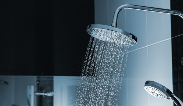 Douche à effet pluie dans un système de bain en applique - ça vaut le coup ?