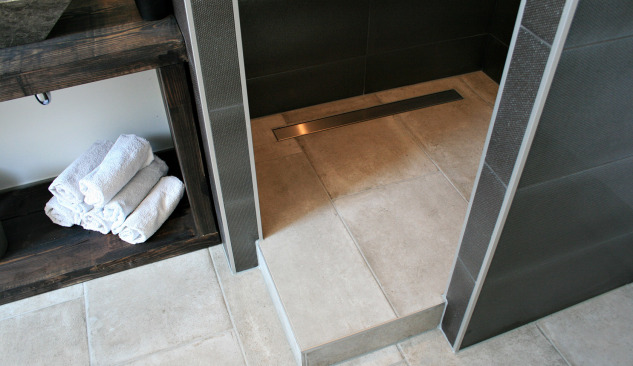 Virdeeler an Nodeeler vun enger Dusch ouni Duschbecken - also Linear Drainage