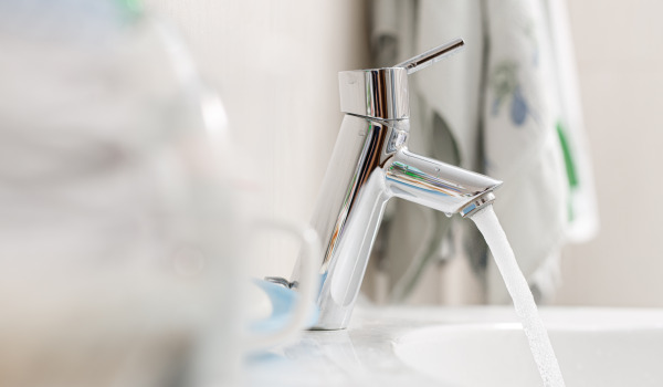 Chaud-froid, ou bien mitigeurs de lavabo avec thermostat