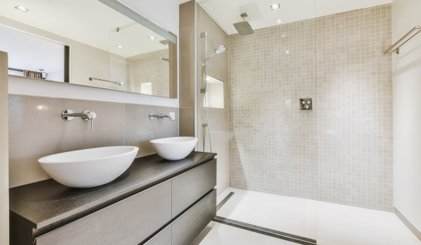 Robinetterie encastrée ou en saillie - salle de bain au look moderne