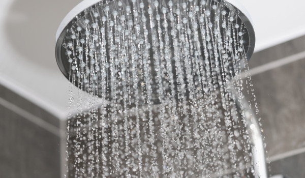 Comment choisir et installer un système de douche apparent avec pommeau pluie?