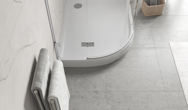 Receveur de douche asymétrique semi-circulaire pour la salle de bain