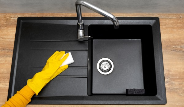 How and with what to clean a granite kitchen sink?