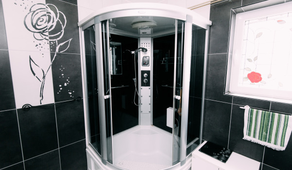 Wéi e Siphon am Duschebuedembotzen?