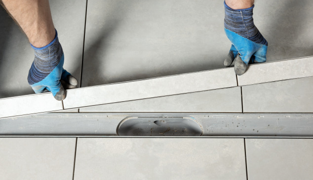 Comment coller une plaque dans un drain linéaire ?