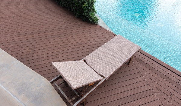 Comment nettoyer une terrasse en composite ? Guide complet d'entretien et de nettoyage