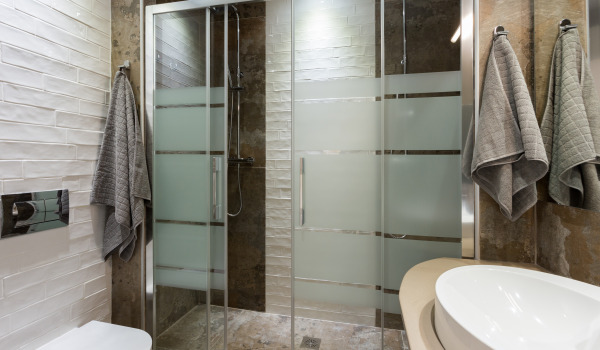Comment choisir des portes pour une cabine de douche?
