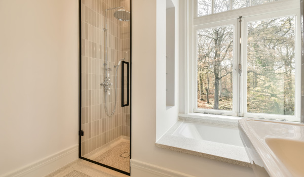 Comment économiser l'eau sous la douche - solutions produits à envisager