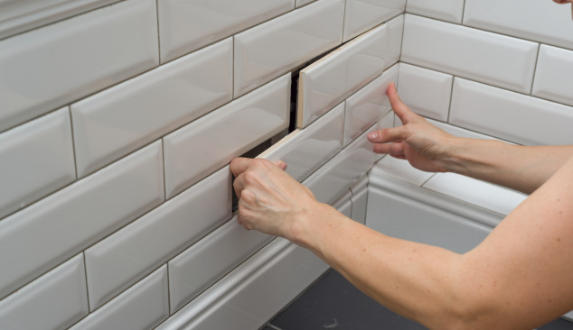 Comment installer un drain linéaire mural ?