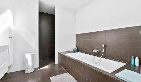 Rechteckbad an engem klenge Buedzëmmer