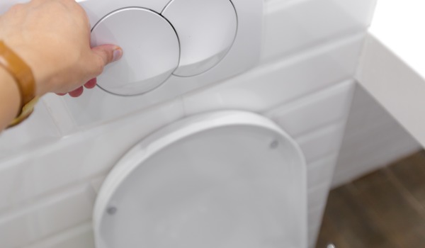 L'eau coule de la chasse d'eau encastrée - il est temps de la réparer