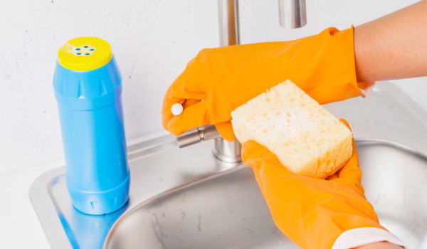 Comment nettoyer le bouchon dans un lavabo?