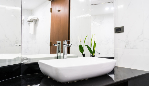 Jak dobrać baterię do umywalki?