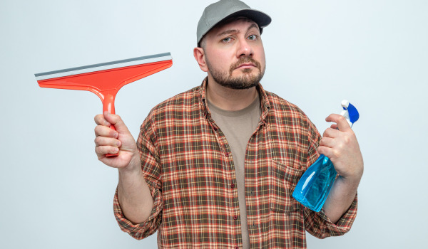 Nettoyage rapide avec une raclette à eau