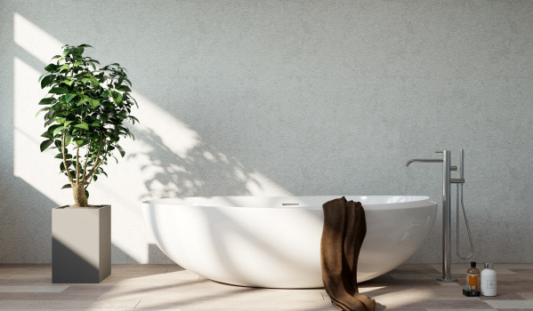 Baignoire avec paroi dans une petite salle de bain