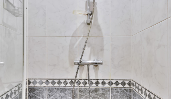 Wéi passt een e rechteckege Duschbeck un?