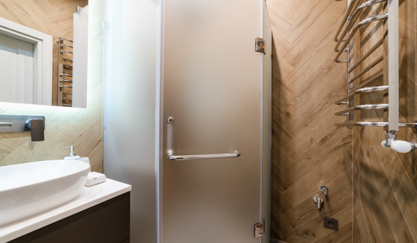 Quadratescht Duschbord an enger klenger Buedzëmmer