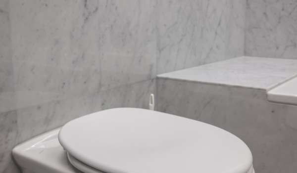 Beschte verstoppt Toilettensätz