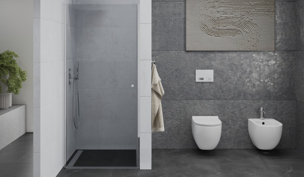 Salle de bain spacieuse avec portes de douche