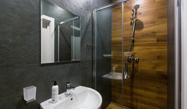 Comment sceller les portes de la cabine de douche?