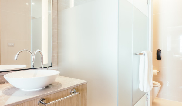 Wat amplazéiert Plättercher an der Dusch?