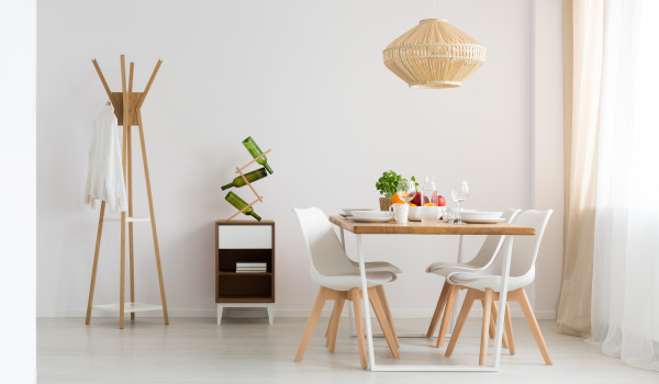 Comment protéger le mur de la salle à manger ? Idées de finition pour le mur au-dessus de la table dans la cuisine