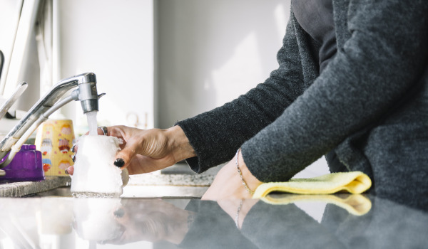Miroir dans la cuisine au lieu de carreaux et carreaux miroir entre les armoires : avantages et inconvénients - vaut-il le coup ?