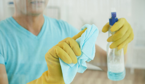 Wéi ewechhuelen de Kalk aus der Duschkabinn?