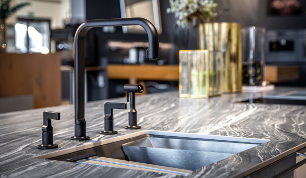Robinet noir dans la cuisine. Est-ce une bonne idée?