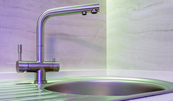 Verkraazte Granitspull: wéi Kratzer ewechhuelen?