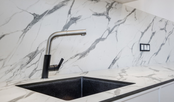 Interessantes iwwer Graniten Lavatrouen