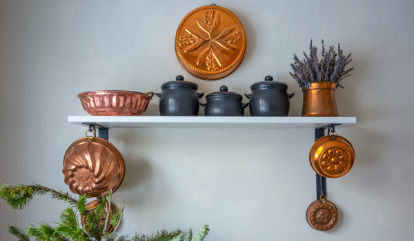 Quelle décoration pour un mur vide dans la cuisine améliorera son apparence ?