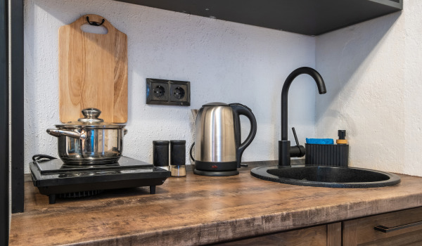 Wéi kritt een déi wäiss Flecken um Granitsplang lass?