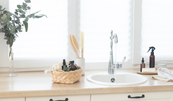 Évier sous la fenêtre dans la cuisine - oui ou non?