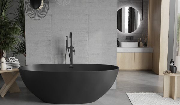 Salle de bain grise avec des accessoires noirs