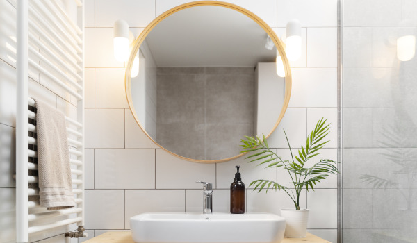 Wéi een idealen Spigel fir d'Buedzëmmer auswielen?