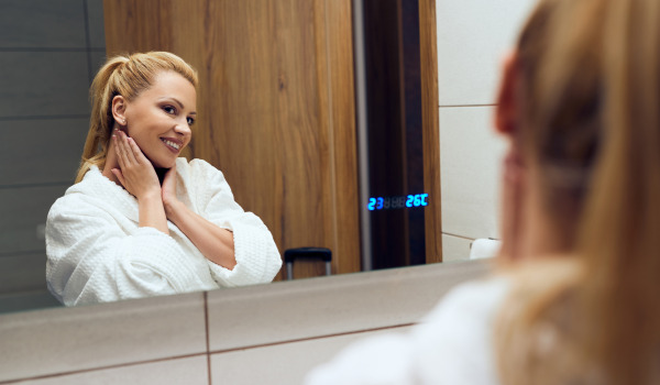 Wéi gëtt e pechtend Spigel fäerdeg gemaach?