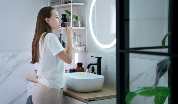 Wéi kann een en Spigel ouni Kader dekoréieren?