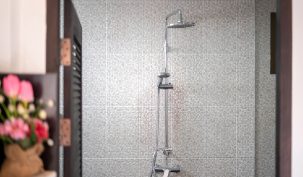 Comment détartrer une douche à effet pluie?